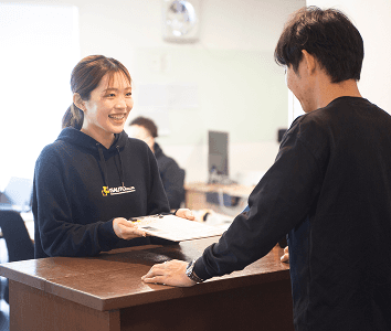 お客様と話し合う写真